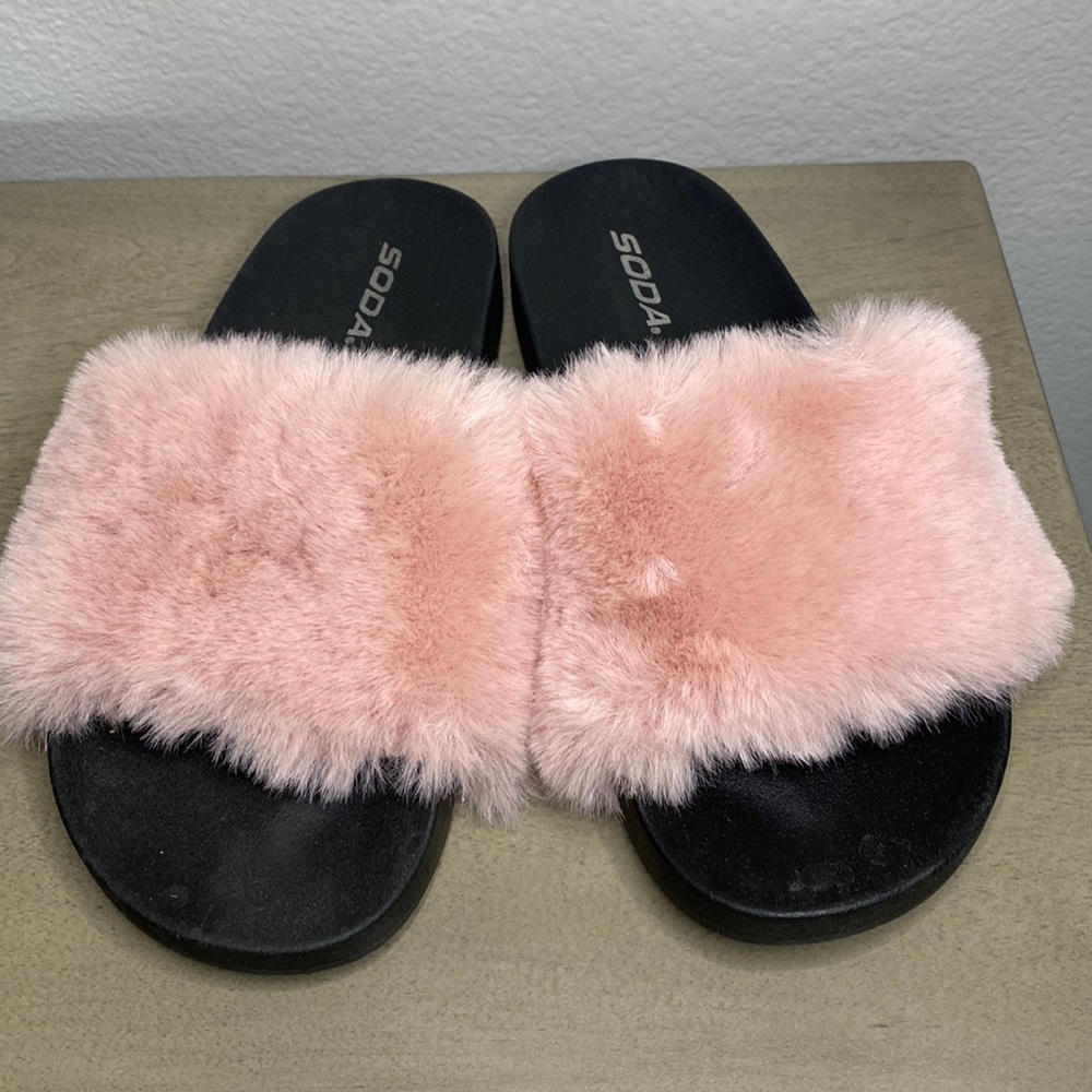 Faux fur slides